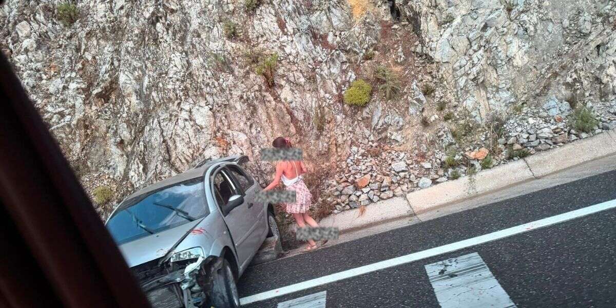 Muğla’nın Tehlikeli Noktasında Kaza:Otomobil Kayalıklara Çarptı 1